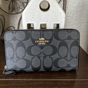 Coach medium zip around wallet. Black/Gray